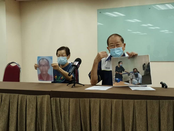 老妇（左）手持儿子照片，在张天赐协助下召开记者会怒批儿子恶行，同时希望大耳窿勿再骚扰他们一家。