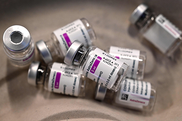 丹麦14日宣布完全停用阿斯利康疫苗。（法新社）