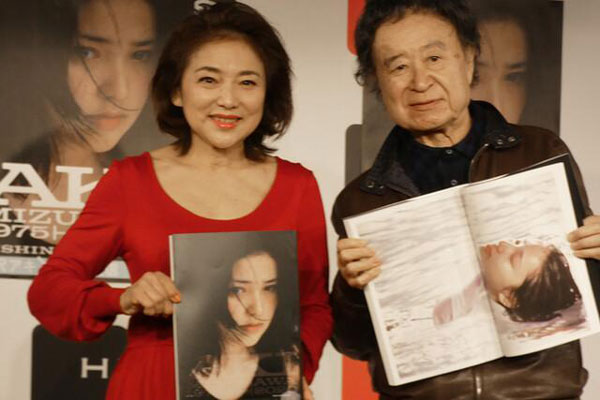 水泽昭（左）为留下纪念，找来摄影大师篠山纪信替她拍摄全裸写真。