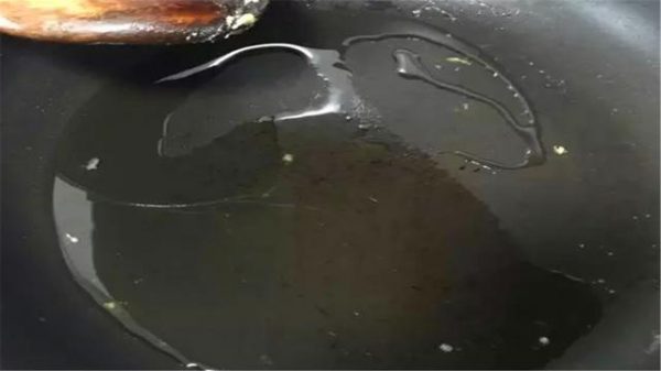 锅中要是有水分，就非常容易溅油。
