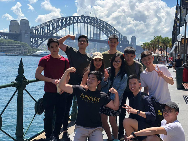 悉尼harbour bridge与朋友合照