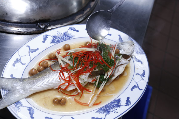 蒸鱼时大多会在鱼身上铺满葱丝，起锅前淋上热油催熟葱丝，把葱特有的呛味转为香甜，配着鱼肉除了去腥，更有提味效果。