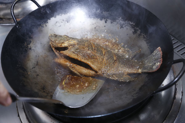 红烧时可一边用锅铲将调料淋上鱼身，帮助均匀入味。