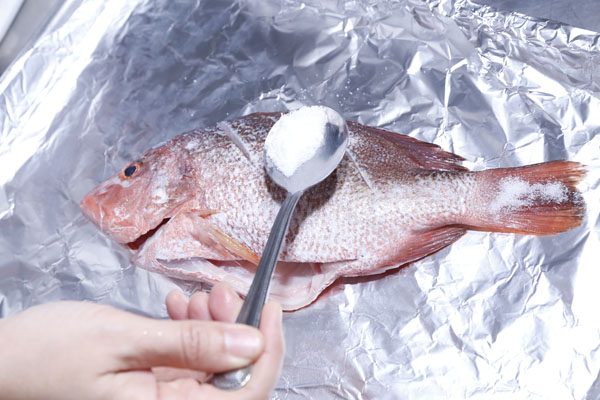 在鱼上面抹盐简单调味，就可以进烤箱烤。