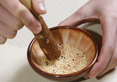 日本人吃猪排时，会先将白芝麻以磨棒稍加研磨使芝麻的味道发散。