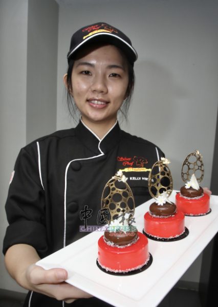 方嫦微 曾参加并获得2017年和2019年的马来西亚食品酒店展“FHM”（Food & Hotel Malaysia）举办的 “巧克力展示品创作比赛铜牌”以及“结婚蛋糕创作比赛种类唯一金牌”。