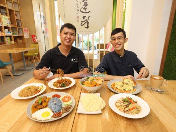 “滴水坊”素食馆中餐师傅黄俊凯（左）和西餐师傅陈勇蒹强调，他们希望让客人吃到食材的原汁原味，因此，餐厅烹调的食物，以简单的调味和食材新鲜为主。