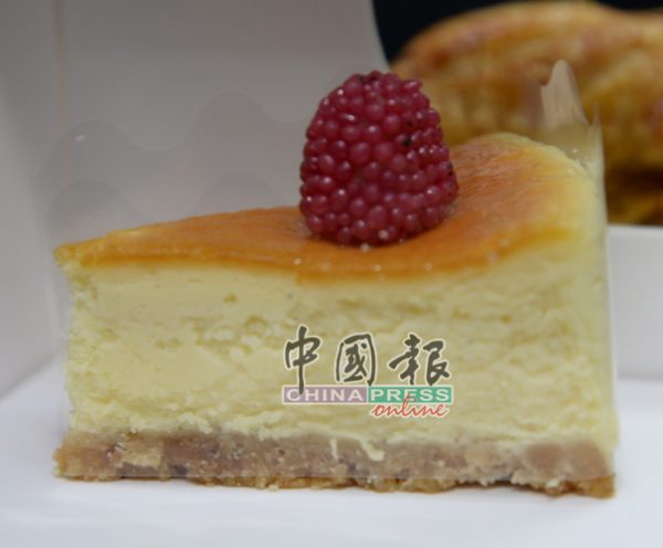 Suponji是源自日本的“Hokkaido half-bake cheesecake”，口感比较湿润、轻盈松软，没有浓重芝士味。特点是将煮过的芝士、蛋黄、面粉和奶，加入蛋白中搅拌均匀，因此，烘烤出来的蛋糕形状非常漂亮，且不会崩塌。