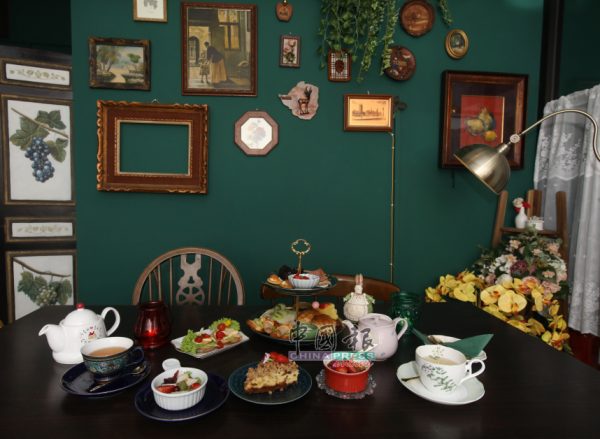 英式下午茶又怎能少了茶，店内的花茶和咖啡都由陈子铭负责冲泡和调制。他介绍了荔枝红茶和自己调制的招牌花茶，招牌花茶里有洋甘菊、紫丁香和苹果薄荷等。