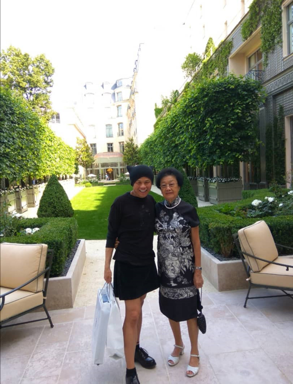 数年前，冼书瀛与妈妈符金菊把臂同游巴黎时所摄。