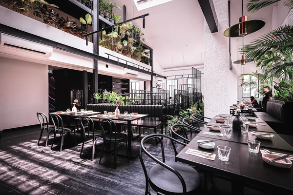 整个餐厅被绿色植物围绕，让人感觉在钢铁与丛林混合的空间用餐，与世隔绝又格外梦幻。