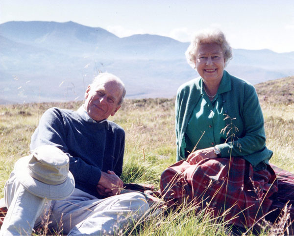 菲利普亲王和女王伊丽莎白二世，2003年到苏格兰凯恩戈姆山国家公园郊游时拍下的温馨照片。（法新社）