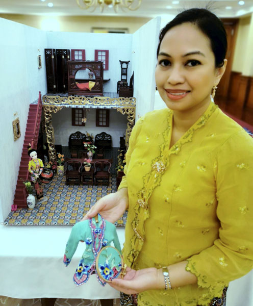 东姑苏菲雅展示她亲手组合的侨生房子迷你模型，以及她收藏的马来传统服装迷你模型。