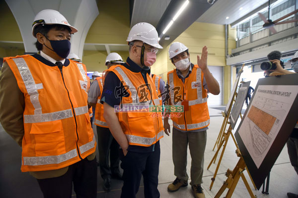 捷运公司职员向魏家祥（右2起）和阿都拉欣讲解，捷运第二干线布城线的路线图和细节。
