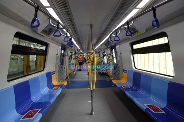 捷运第二干线布城线车厢以蓝色为主调，车厢宽敞且舒适。