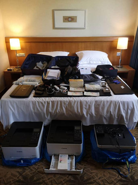 犯罪集团使用高级酒店做为掩护，警方在行动中起获嫌犯使用的器材与打印机。