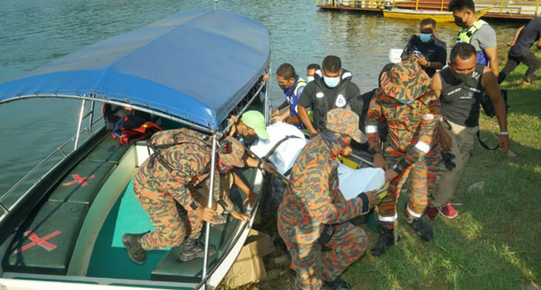 消拯员把死者的遗体运至宜力万汀岛码头，再交由警员跟进。