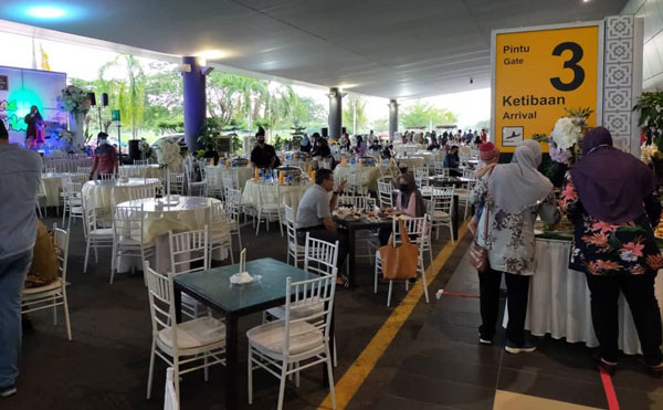 私人餐饮自助餐公司在马六甲国际机场外设开斋自助餐，使机场“复活”起来。