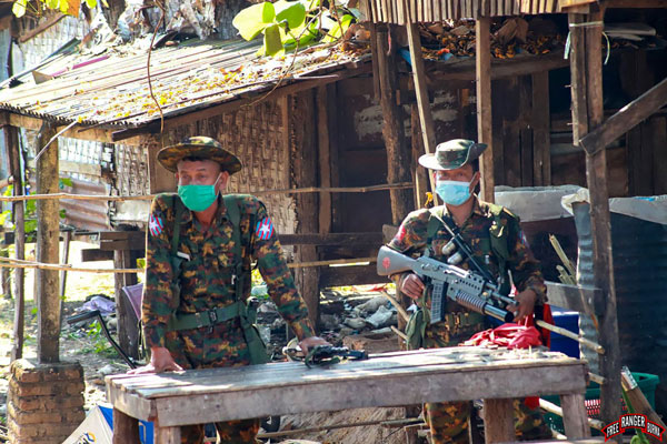 缅军围剿示威者，造成82人死亡。图为缅甸士兵。（法新社）