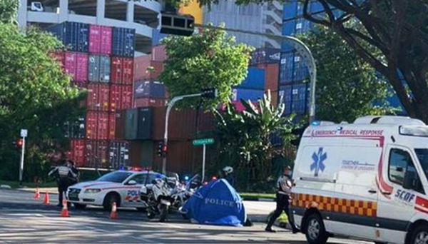 妇女过马路时不幸遭一辆拖斗车撞死，警方到场后设置蓝色帐篷。（取自面子书）