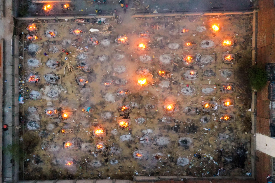 从高空俯瞰新德里一处火葬场，一批接着一批的遗体同时焚烧，让人不胜唏嘘。（法新社）