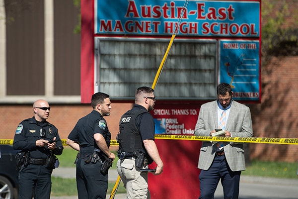 发生枪击案的诺克斯维尔市东奥斯汀麦格奈高中。（美联社）