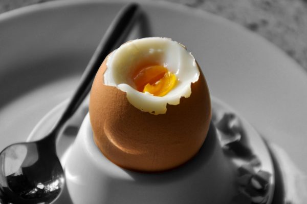 使用室温鸡蛋可避免蛋壳煮到一半时裂开，放在冰箱的蛋可在使用前一小时取出退冰再煮。