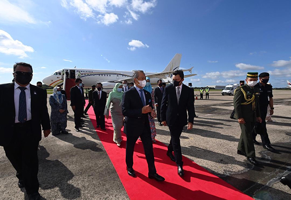 博尔基亚（右）到机场迎接慕尤丁。