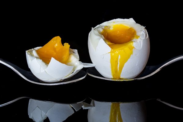 蛋白煮的时间越长、越像橡胶一样，不好咀嚼，除非要做成铁蛋那种特殊口感的蛋，因此想煮出水嫩Q弹的鸡蛋，10分钟是最理想的时间。