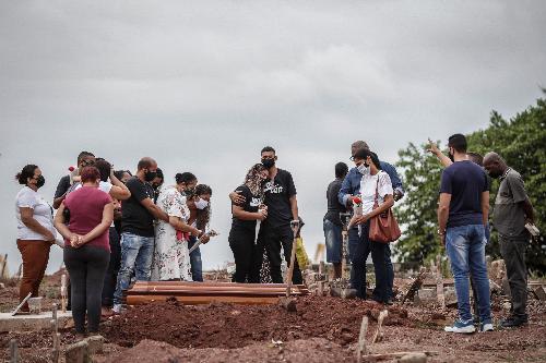 巴西里约热内卢一名冠病亡者13日在一座公墓下葬。（欧新社）