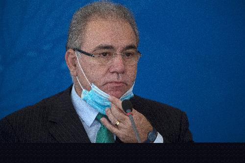 巴西卫长奎罗加14日在疫情记者会上发言。（欧新社）