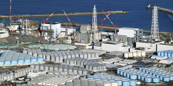 图为福岛第一核电厂外放置含氚废水的储存槽。