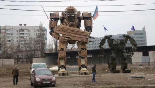 乌克兰顿涅茨克大街上出现的巨型武装机器人。