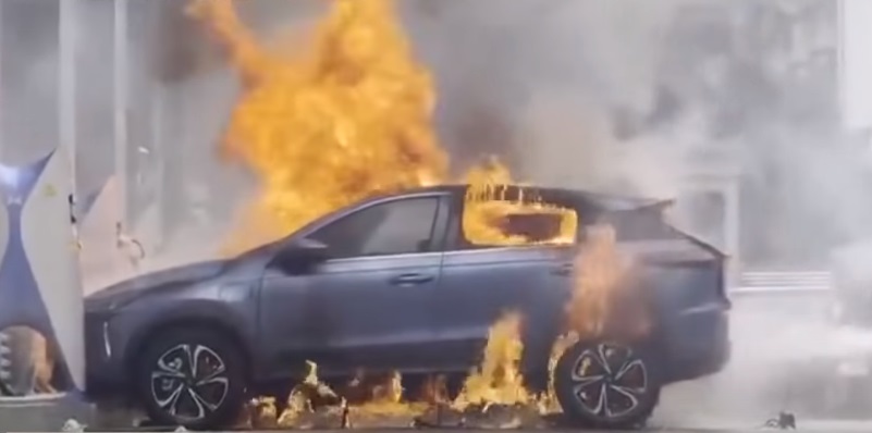 小鹏汽车突然自燃。