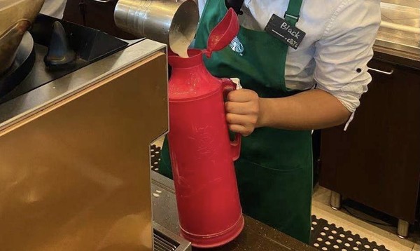复古保温壶也出现在星巴克自带杯现实免费喝咖啡活动中。