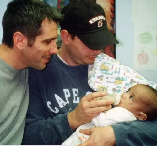 美国一对男同志在20年前捡到一位婴儿，在法官的建议之下，决定收他作养子。