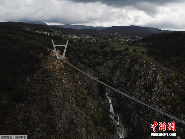 葡萄牙阿罗卡516吊桥全长516公尺、高176公尺，位在阿罗卡地质公园内，可以俯瞰整个山谷景色。