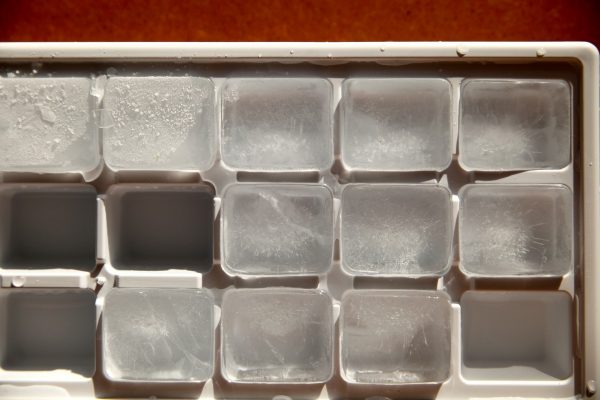 冷冻库应多储备一些冰块，即使冰箱突然断电，也可帮助延长冷冻库内部原本所保存的冷度。