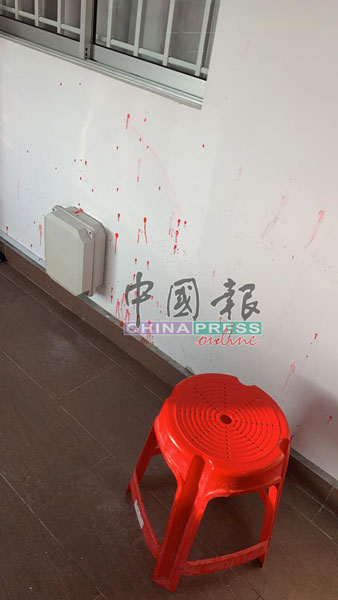 屋内墙壁也难逃被红漆泼中。