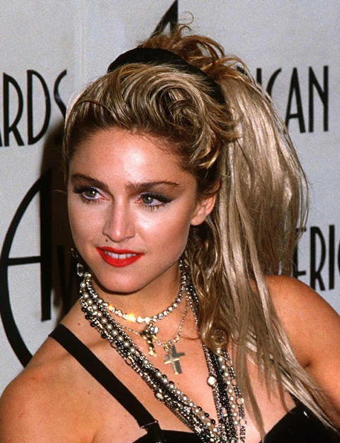 麦当娜1985年出席全美音乐奖，她当时的妆发与造型都引领风潮，堪称定义80年代的时尚指标。