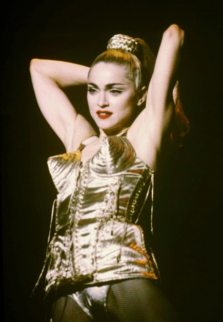 麦当娜在1990年“金发雄心世界巡演”时穿尚保罗高提耶设计的尖锥胸罩造型，已成经典。