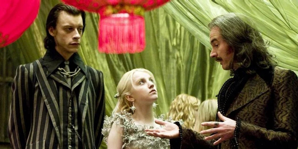 保罗里特（图右一）在《哈利波特：混血王子的背叛》饰演巫师作家。
