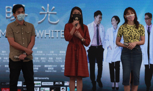 蔡竞贤（左起）和周雪婷有对手戏，许秀青说有幸演出感情戏。