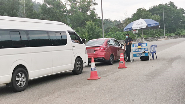 文冬警方在加叻大道文冬收费站设路障，24小时严查进入东海岸所有车辆。