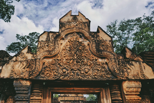 寺院入口处的门楣和门柱上都刻有极尽细腻的雕花装饰。