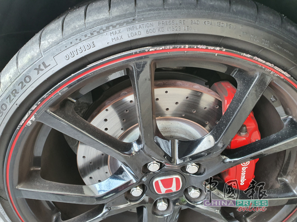 ▲Honda Civic Type R前轮的红色止钳和打孔煞车盘。
