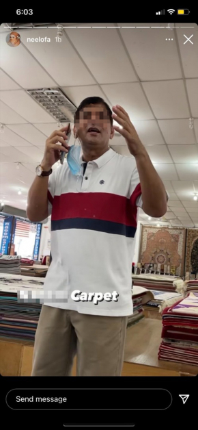 网友截图妮罗法的IG限时动态，显示疑是位于森州汝来3一家地毯店的店主，正向妮罗法介绍店内货品。