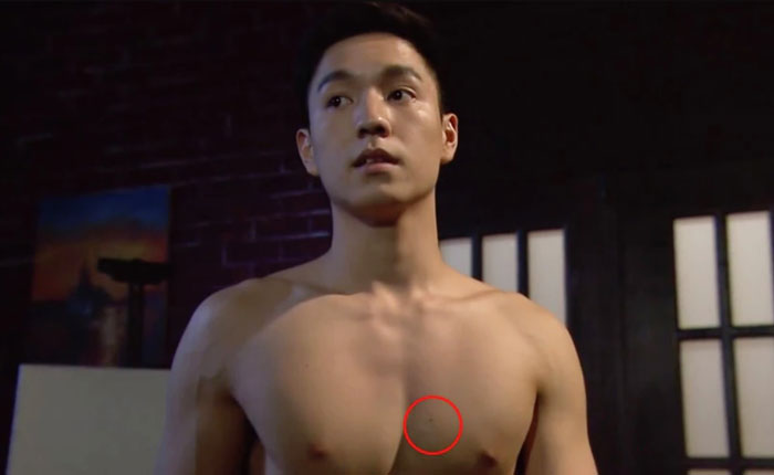吴伟豪的胸部有颗痣，而疑似吴伟豪的男子胸口也有痣。