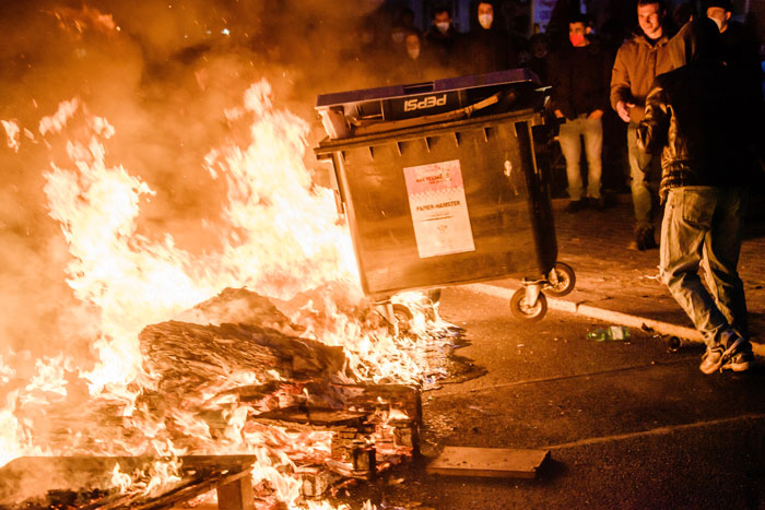 柏林示威者当街纵火焚烧路障。（欧新社）