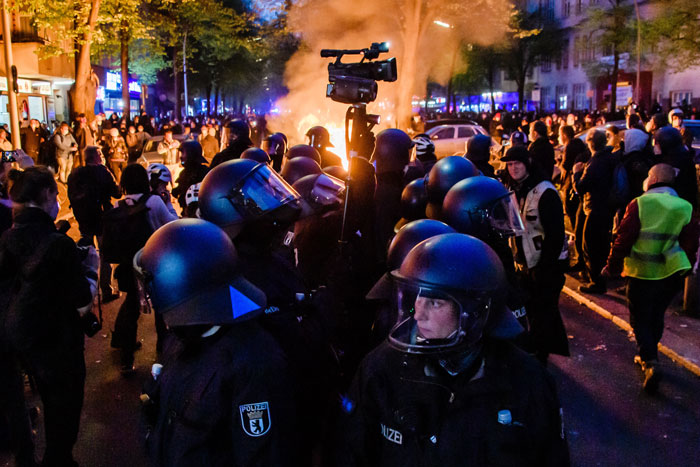 柏林示威者与警方对峙。（欧新社）